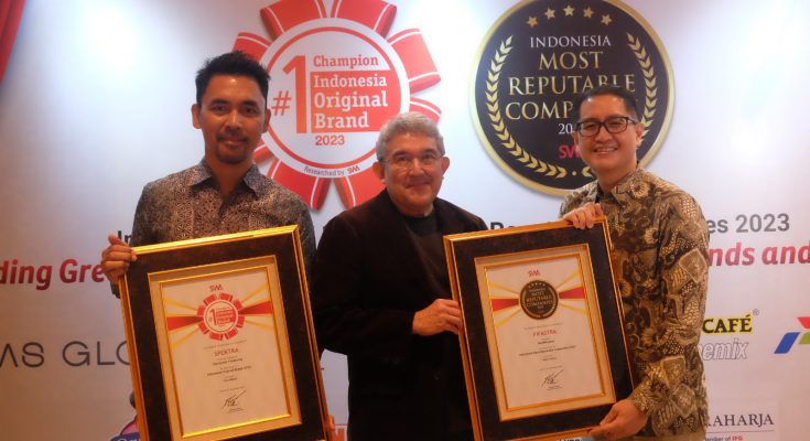 FIFGROUP Raih Award SWA - Business Digest