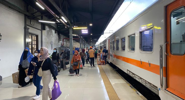 Keberangkatan di Stasiun Gambir dan Pasar Senen
