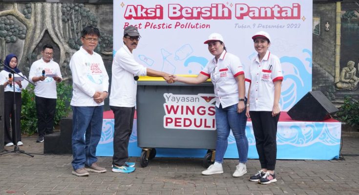 Yayasan WINGS Peduli Gelar Aksi Bersih Pantai Boom
