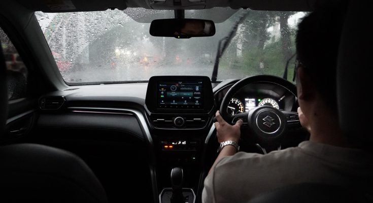 Ketika curah hujan sedang tinggi, beraktivitas menggunakan