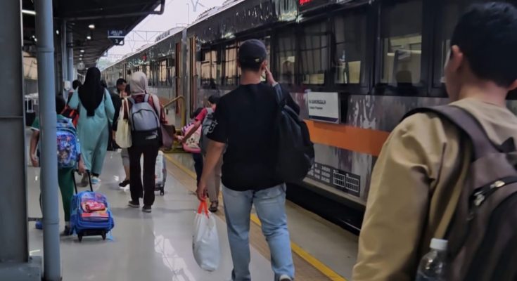 Kereta Api Blambangan perdana dijalankan berangkat
