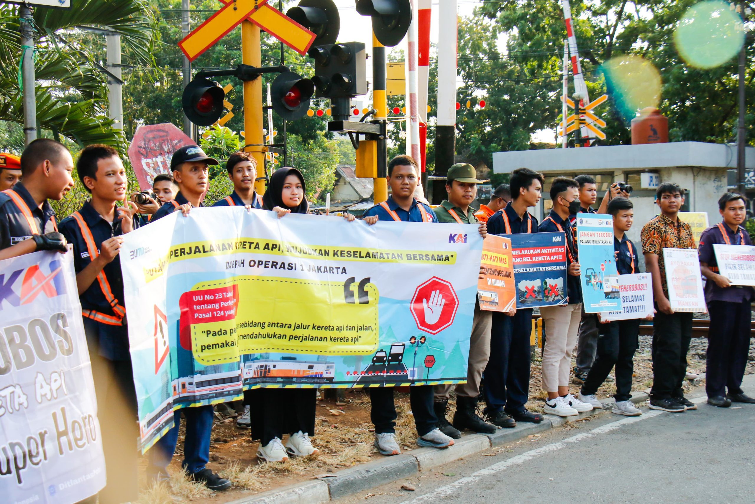 Berteman atau kependekan dari BERhenti, TEngok