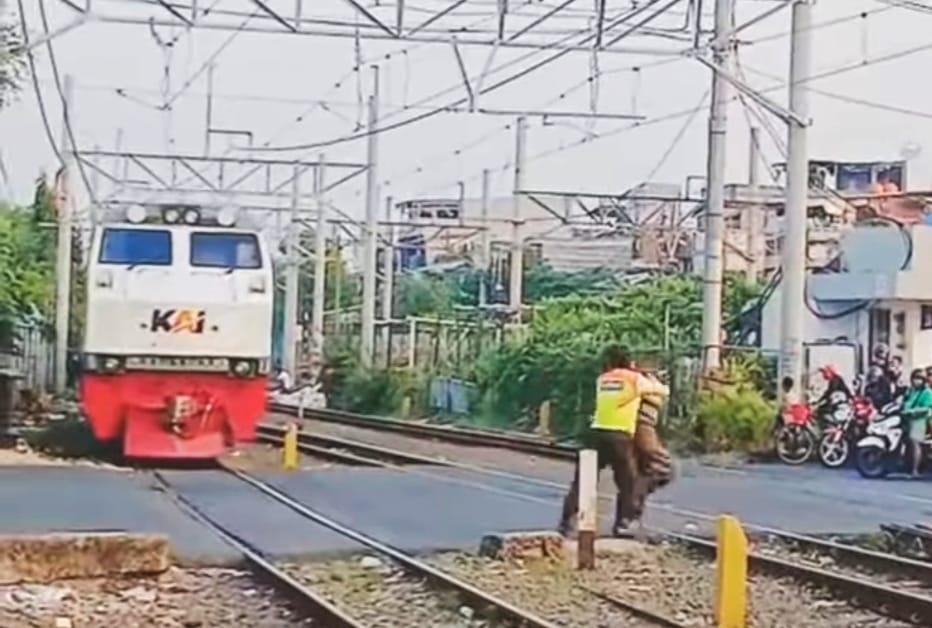 PT Kereta Api Indonesia (Persero) Daop 1 Jakarta menyayangkan tindakan