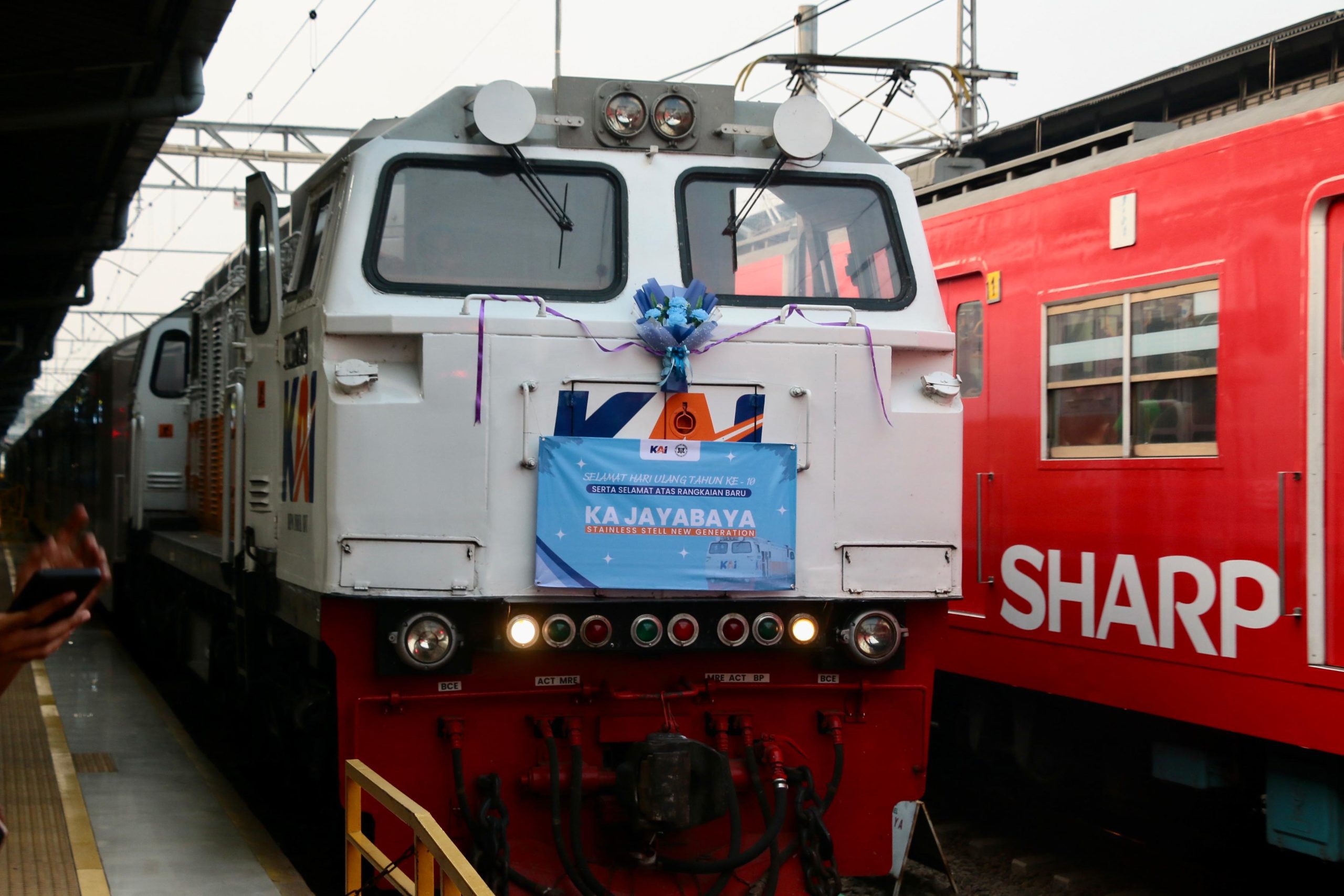 Kereta api Jayabaya dioperasikan oleh Kereta Api Indonesia