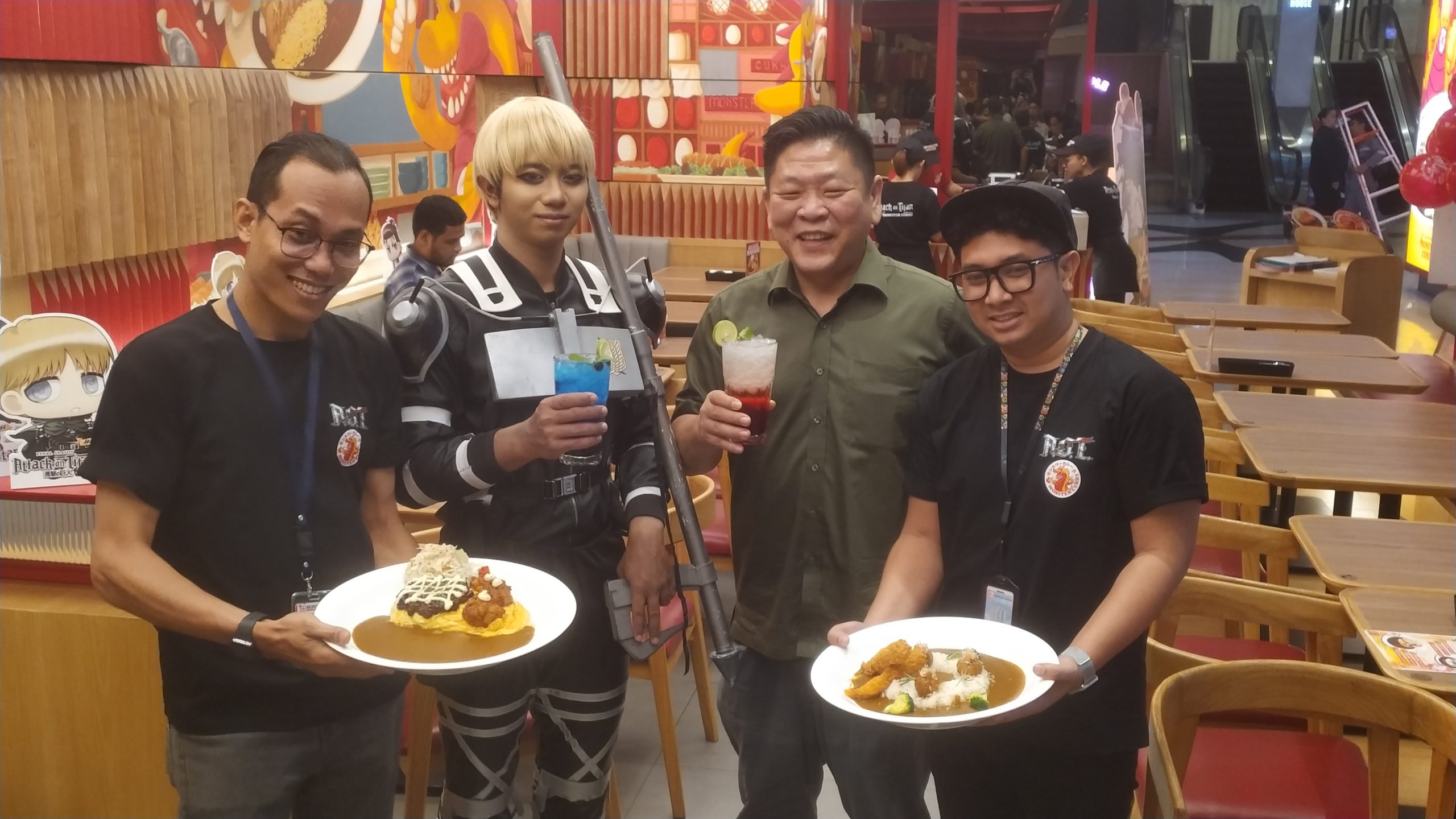 Para penggemar di Aburi-E dan Monster Curry