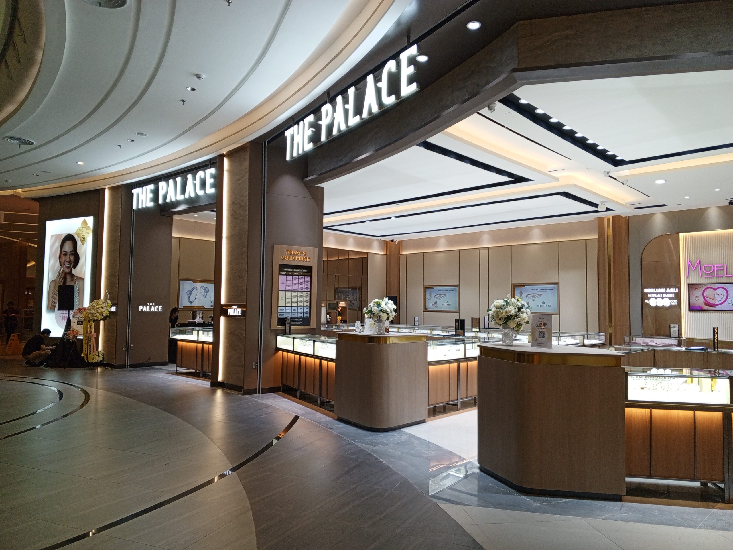 The Palace Jeweler di bawah naungan