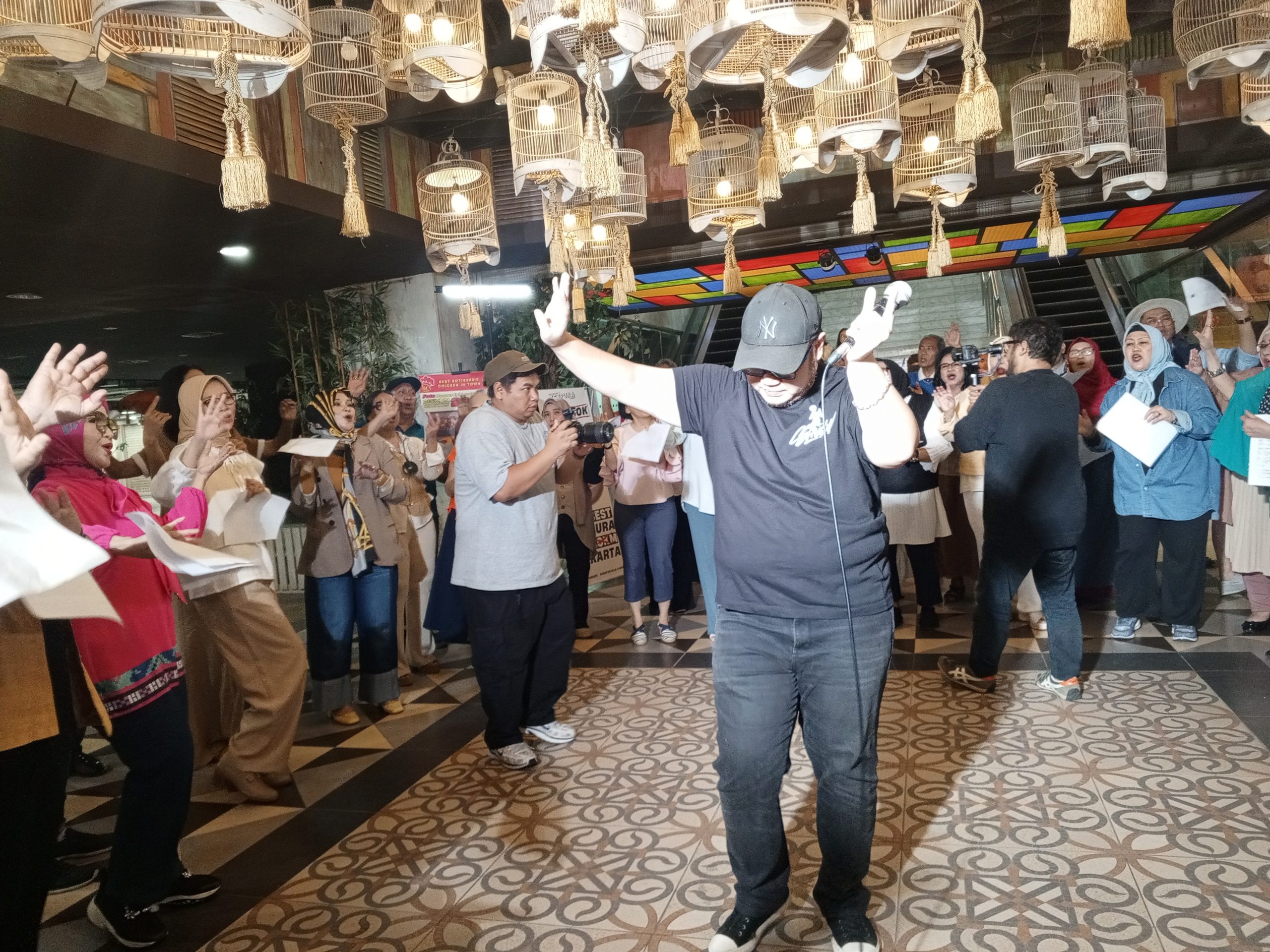 SWARA JAKARTA 80’S adalah suatu wadah bernyanyi