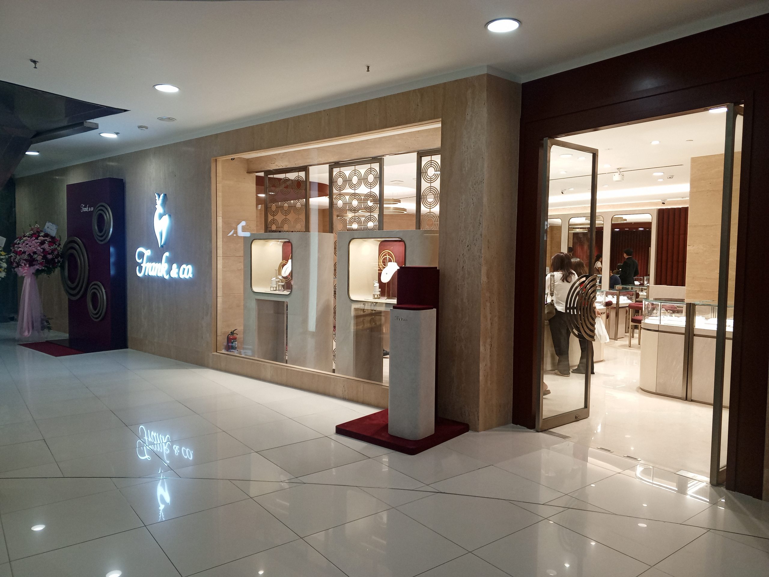 Frank & co., jewellery melakukan reopening store-nya