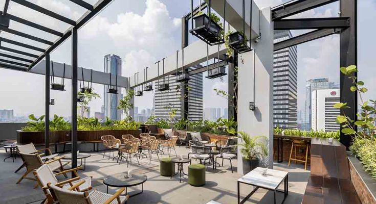 The Platform Rooftop Bar hadir sebagai destinasi